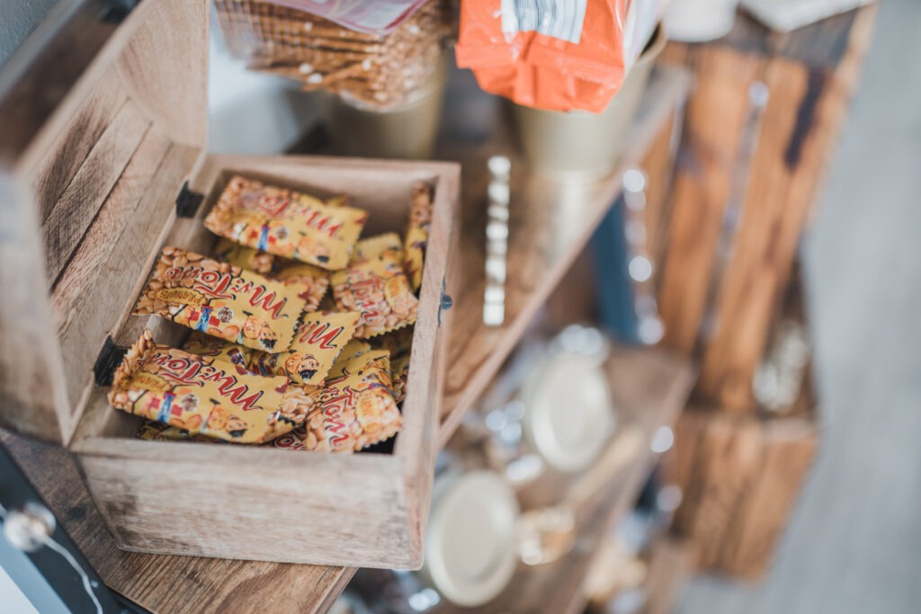 Candybar aus Holz mit Süßigkeiten