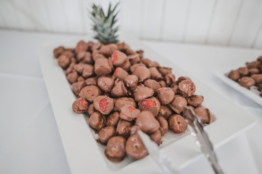 Erdbeeren die mit Schokolade überzogen sind