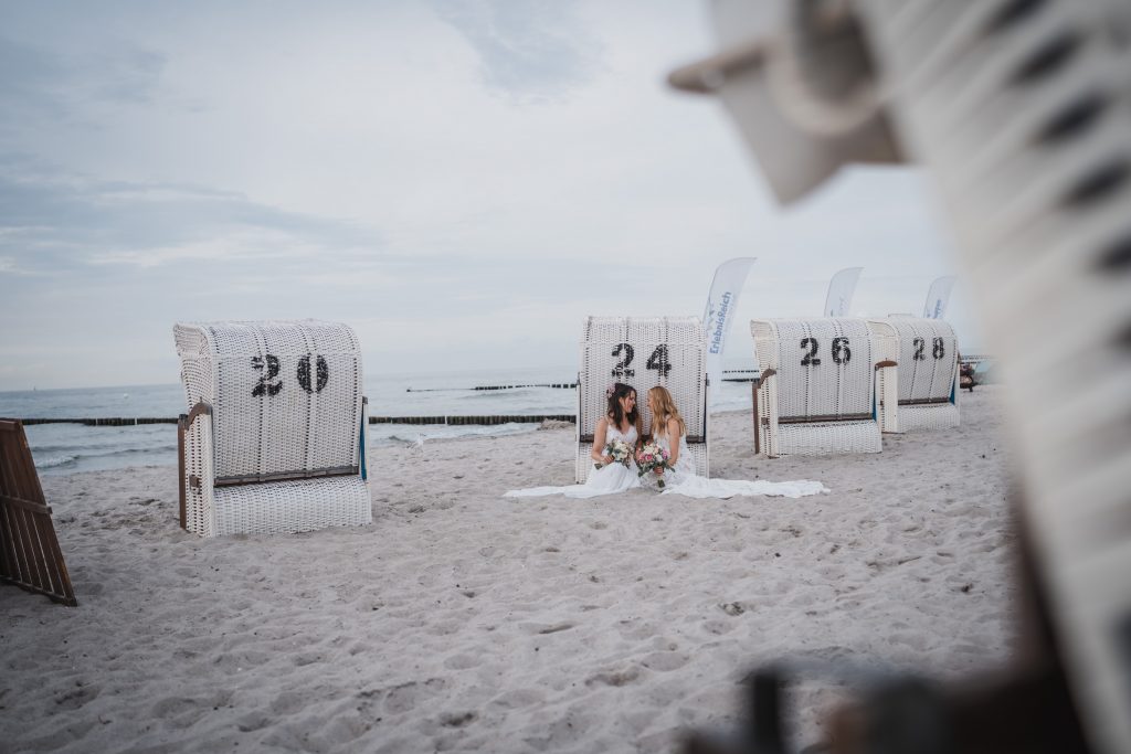 Brautpaar am Strand Markgrafenheide bei der Blauen Boje